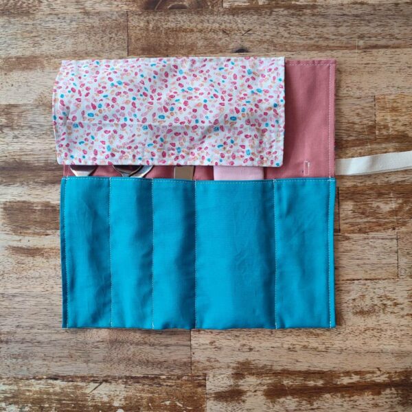 Étui à couverts et serviette assortie
